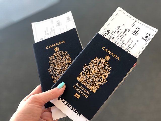 Deux passeports canadiens en main