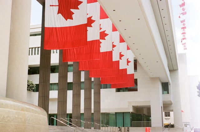 bâtiment avec des drapeaux canadiens
